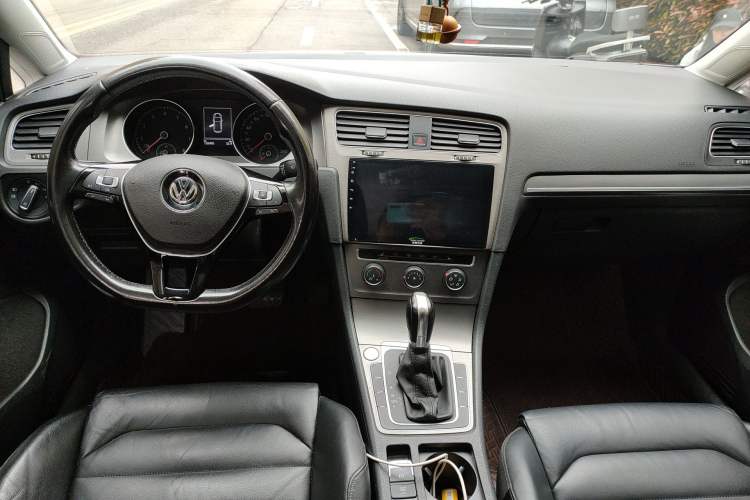 Used Volkswagen Golf 2015 1.4TSI Automatic Luxury Model Center Console