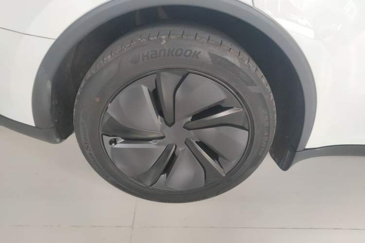 Used Tesla Model Y 2025 Long-Range All-Wheel-Drive Version