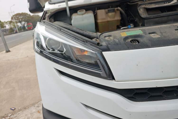 Used Iveco Daily 2023 2.5T A35M1 Short Wheelbase Low-Roof Single-Tire Side-Sliding Door 5-9 Seater Right Front Headlight