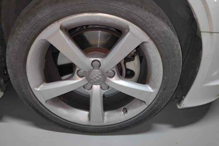 Used Audi A3 2015 Limousine 45 TFSI S line Luxury Model Right Front Wheel Hub