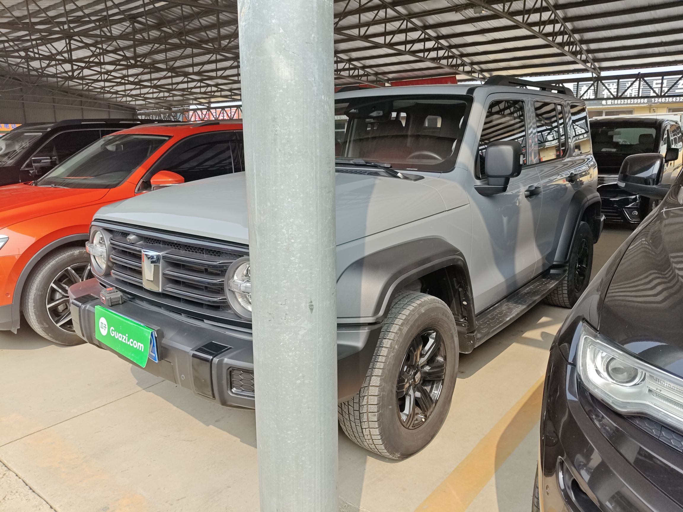 تحت مقدمة السيارة