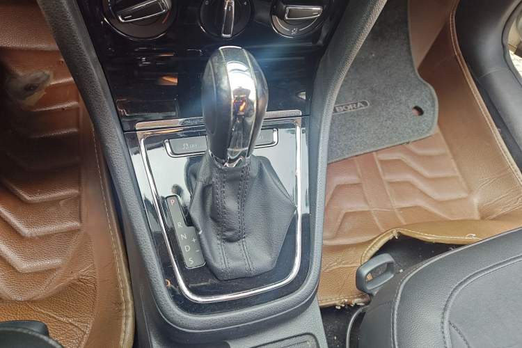 Used Volkswagen Bora 2014 1.6L Automatic Comfort Model Gear Lever