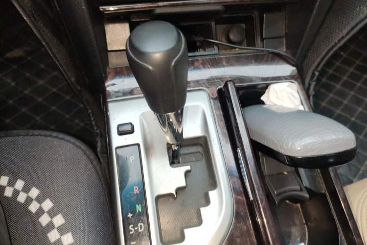 Used Toyota Camry 2015 2.0E Elite Edition Gear Lever