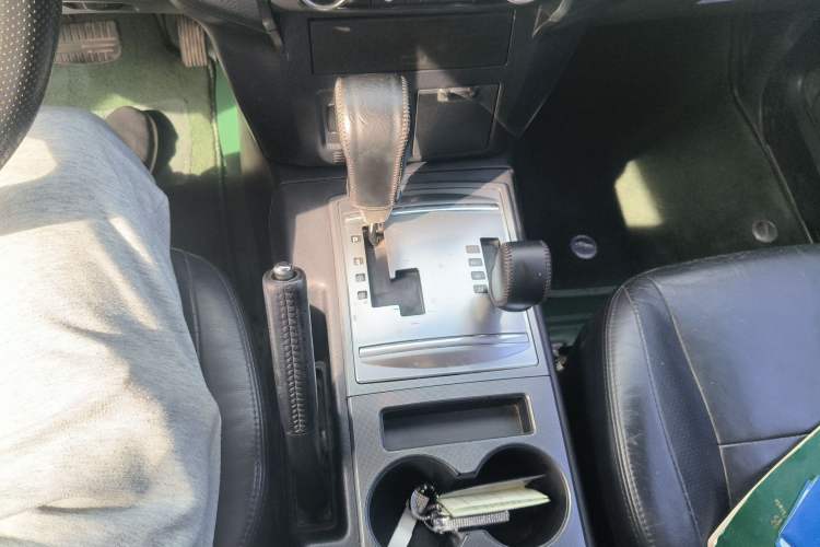 Used Mitsubishi Pajero 2011 3.0L Elite Edition Gear Lever