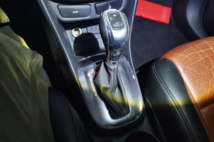 Used Buick Encore 2015 1.4T Automatic Two-Wheel Drive Urban Elite Version Gear Lever