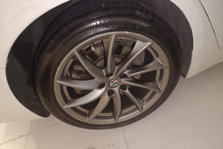 Used Alfa Romeo Giulia 2017 2.0T 280HP Luxury Edition Exterior 5