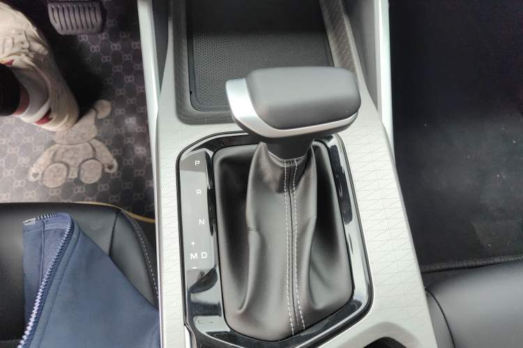 Used Geely Auto Emgrand 2025 4th Generation 1.5L CVT Longteng Edition Gear Lever