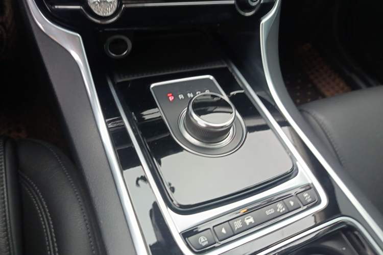 Used Jaguar XFL 2018 XFL 2.0T 200PS Luxury Edition Gear Lever