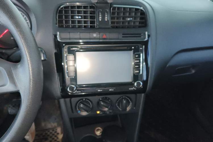 Used Volkswagen Polo 2014 1.4L Manual Fashion Edition Audio And AC Panel