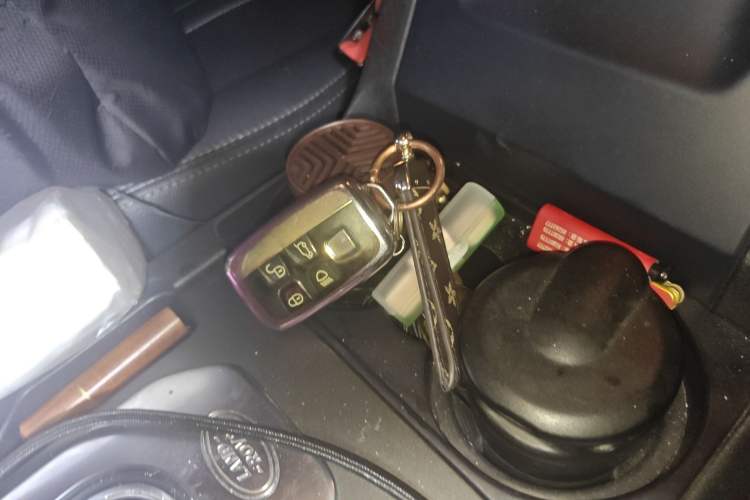 Used Land Rover Discovery 2016 3.0 SC Obsidian Black Heritage Edition HSE Vehicle Key