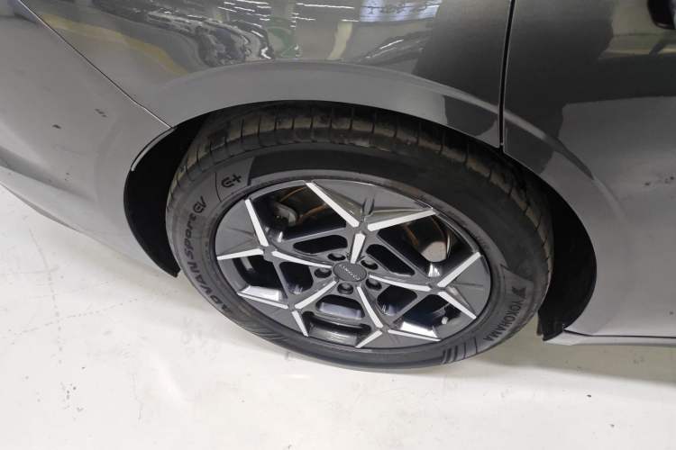 Used Lynk & Co Z10 2025 95 kWh 766 km Range Rear-Wheel Drive Max Right Rear Wheel Hub