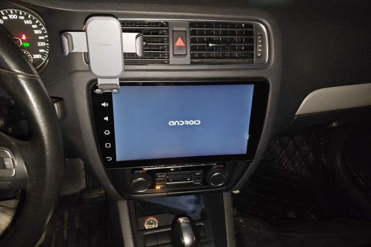 Used Volkswagen Sagitar 2014 1.4TSI Automatic Luxury Model Audio And AC Panel