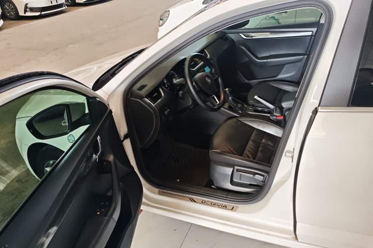 Used Skoda Octavia 2016 1.6L Automatic Smart Drive Edition Driver Seat