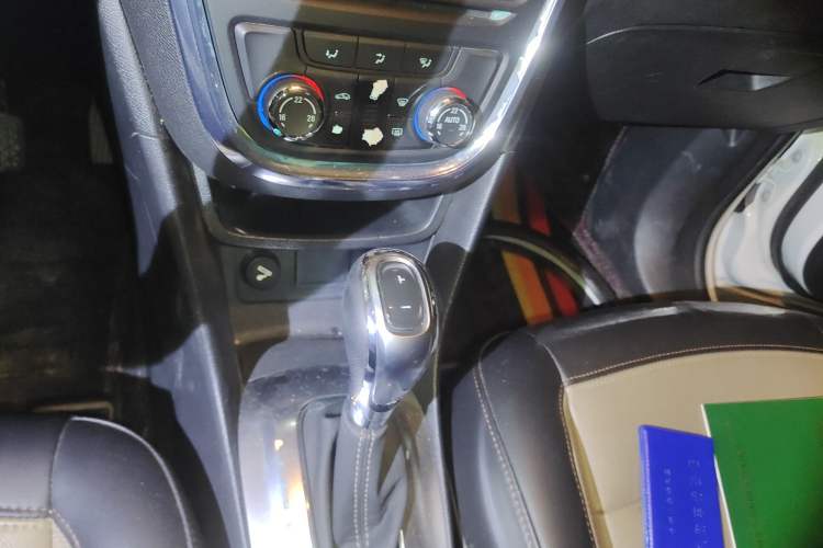 Used Buick Encore 2013 1.4T Automatic All-Wheel Drive Flagship Edition Gear Lever