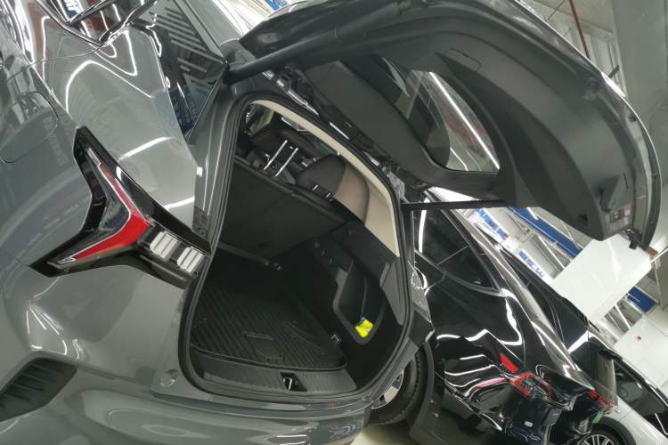 Used Lynk & Co 06 EM-P 2022 PHEV 84 km Range Pro Version Trunk