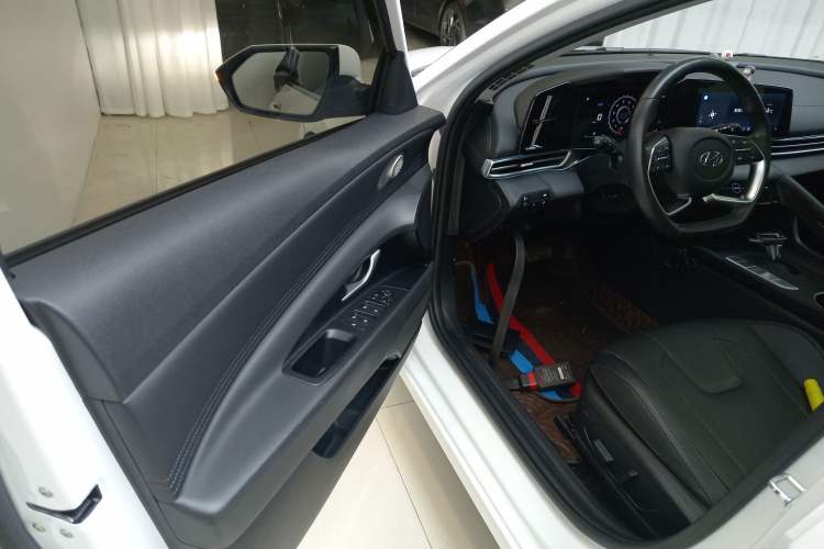 Used Hyundai Elantra 2021 1.5L CVT LUX Prestige Edition Driver Seat