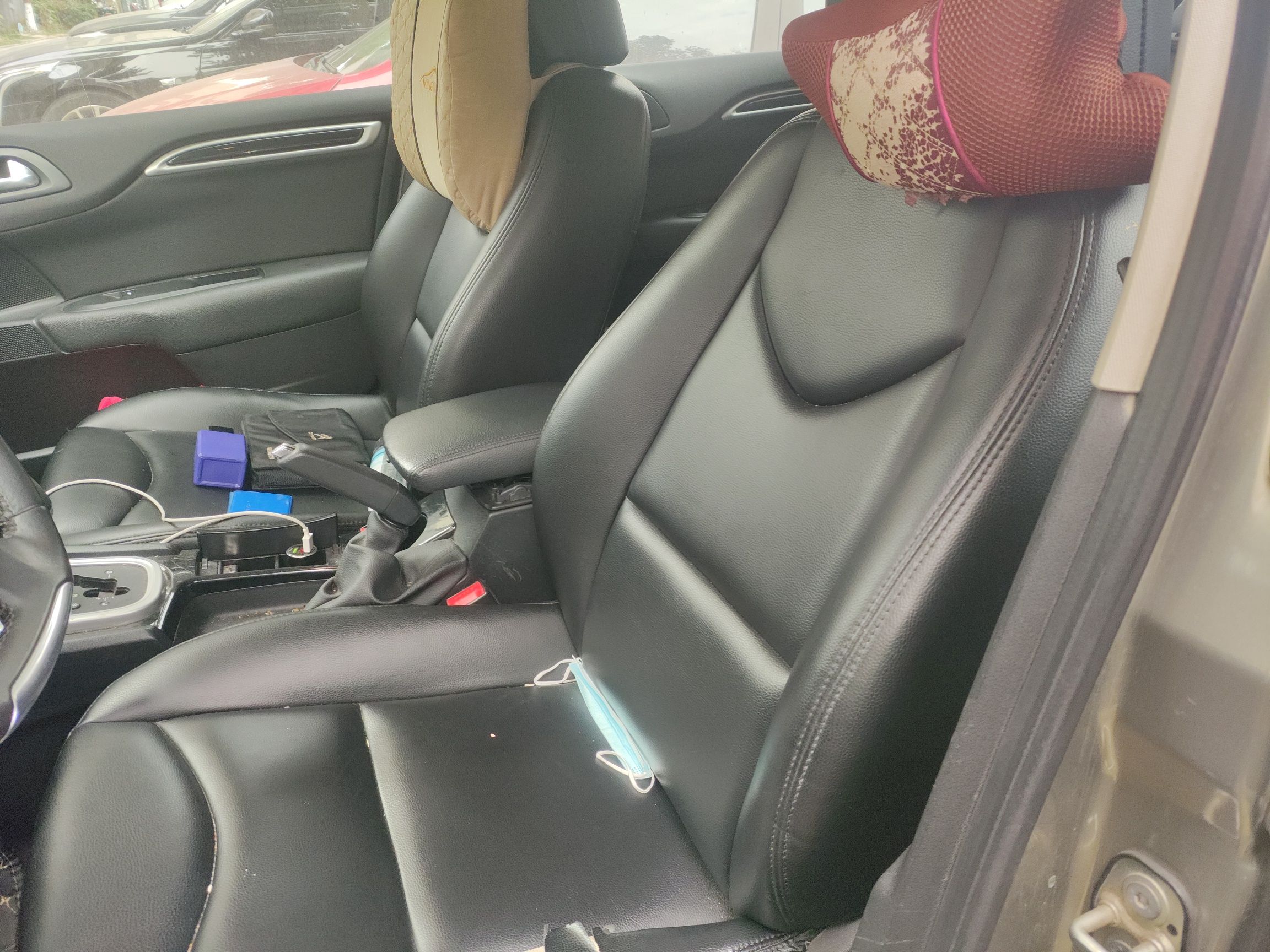 المقاعد الأمامية داخل السيارة