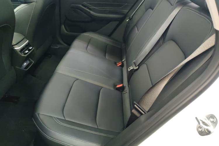 Used Geely Auto Emgrand 2026 Model 4th Generation 4 Millionth Anniversary Edition 1.5L CVT Feiyue Edition Left Rear Seat