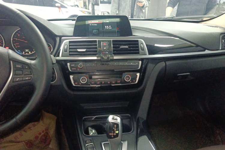 Used BMW 3 Series 2017 318i Fashion Model Audio And AC Panel