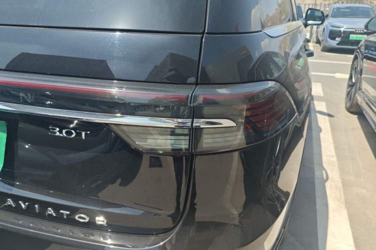 Used Lincoln Aviator 2024 3.0T V6 All-Wheel-Drive Elegance Edition Six Seats Right Rear Taillight