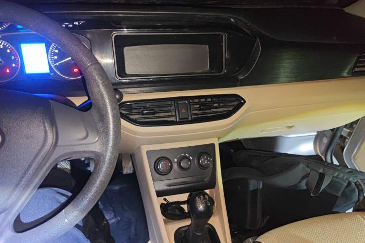 Used CHANGAN KUAYUE Xing V3 2023 1.5L Gasoline Comfort Model 7-Seater Passenger Vehicle Audio And AC Panel