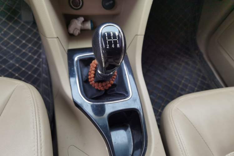 Used Baojun 730 2016 1.5L Manual Comfort Version 7 Seats China V Emission Standard Gear Lever