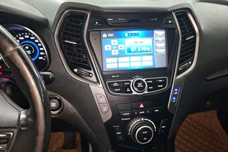 Used Hyundai Santa Fe Classic 2013 3.0L Four-Wheel Drive Luxury Edition 7 Seats Euro IV Audio And AC Panel