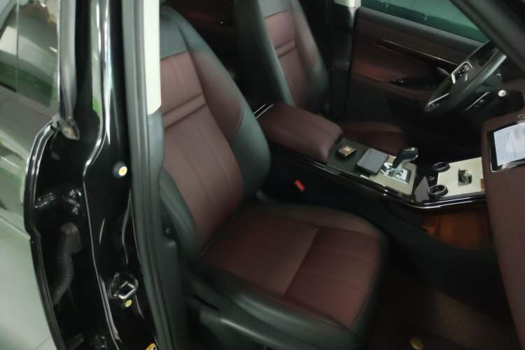 Used Land Rover Range Evoque 2023 Aurora L 249 PS Luxury Edition Right Front Seat