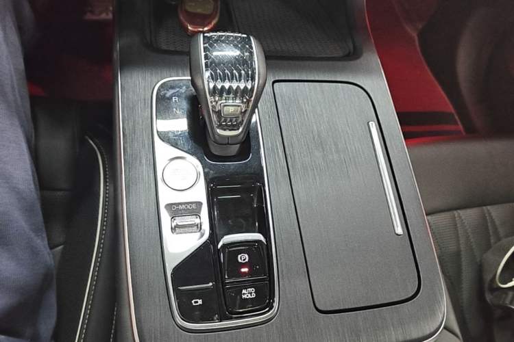 Used GAC Trumpchi GS8 2022 Linghang Series 2.0 TGDI Two-Wheel-Drive Luxury Smart Connectivity Version (7 Seats) Gear Lever