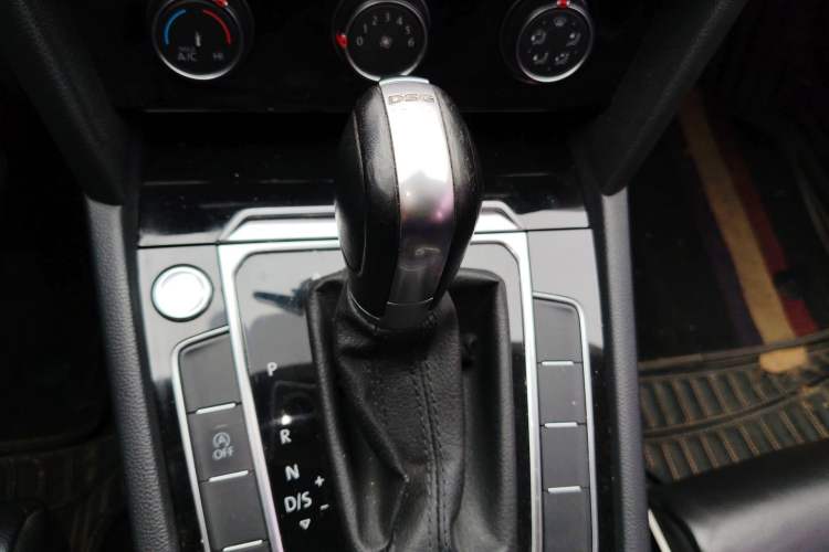 Used Volkswagen Magotan 2019 330TSI DSG Leading Edition China V Standard Gear Lever