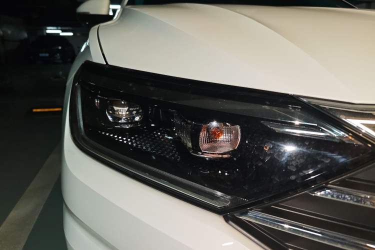 Used Volkswagen Sagitar 2021 280TSI DSG Excellence Edition Right Front Headlight