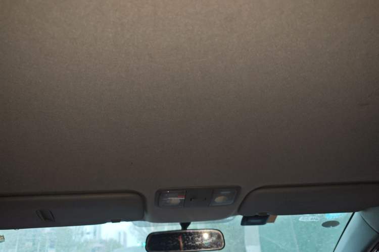 Used Hyundai Verna (older generation) 2010 Sedan 1.4L Manual Comfort GS Headliner