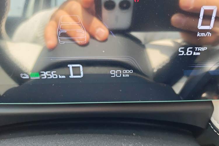 Used Geometry E Firefly 2024 401 km Fluorescent Odometer Close Up