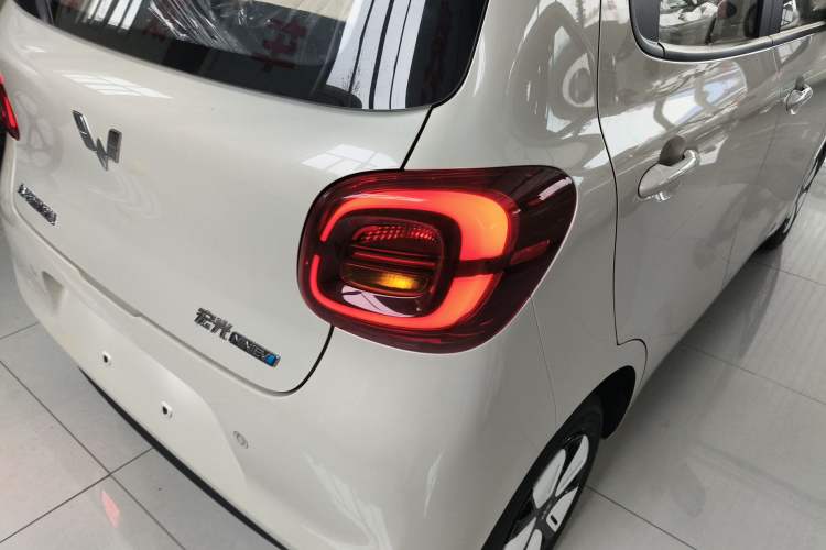 Used Wuling Hongguang MINIEV 2025 Four-Door Version Advanced Edition Right Rear Taillight