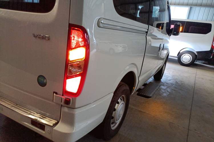 Used SAIC MAXUS Xintu V80 2023 2.0T Manual Classic Aoyuntong Power Version Short Wheelbase Mid-Height 5/6-Seater