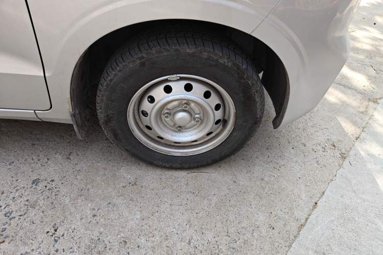 Used Wuling Hongguang V 2022 1.5L Jingqu Edition Electric-Assist LAR Right Front Wheel Hub