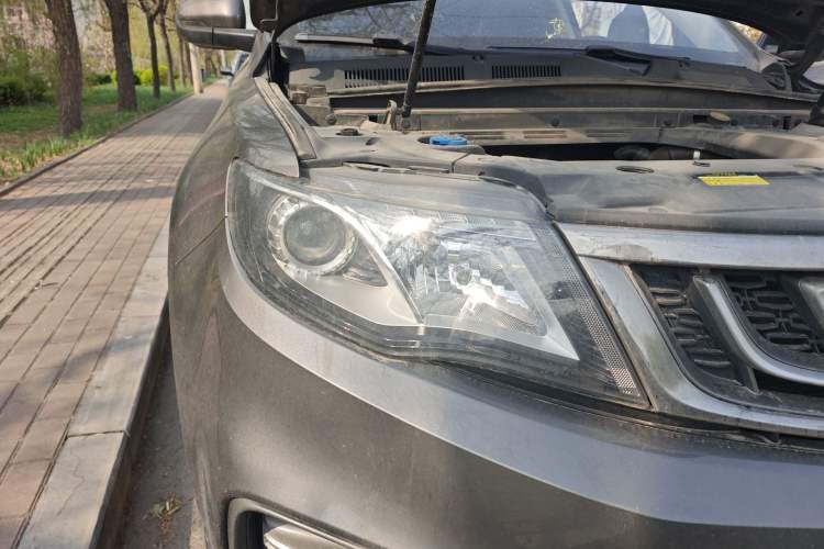 Used Geely Auto Emgrand X7 Sport 2018 2.0L Manual Two-Wheel Drive Zhiya Version Right Front Headlight