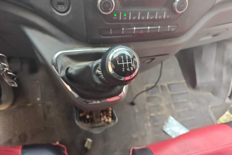 Used Foton Toano 2023 Joy Elephant Multi-Function 2.0T Manual Long-Wheelbase Mid-Roof Model with Single Rear Tire Available in 5/6/7/9-Seater Configurations Gear Lever