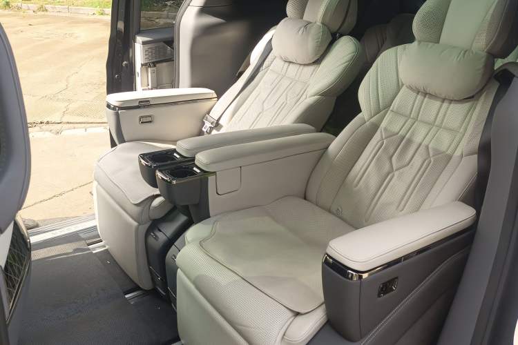 Used Zeekr 009 2022 WE Edition Left Rear Seat