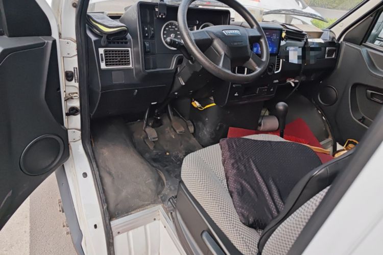 Used Iveco Daily 2021 2.5T A40 M1 Passenger Van 5-9 Seats Long Wheelbase Mid-Roof Design Dual Tires Manual Doors
