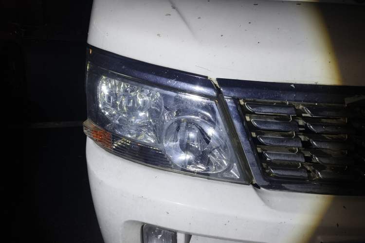 Used Jinbei Hiace 2018 2.0L Fifth-Generation Box Truck Standard Roof 2 Seats 4G21C