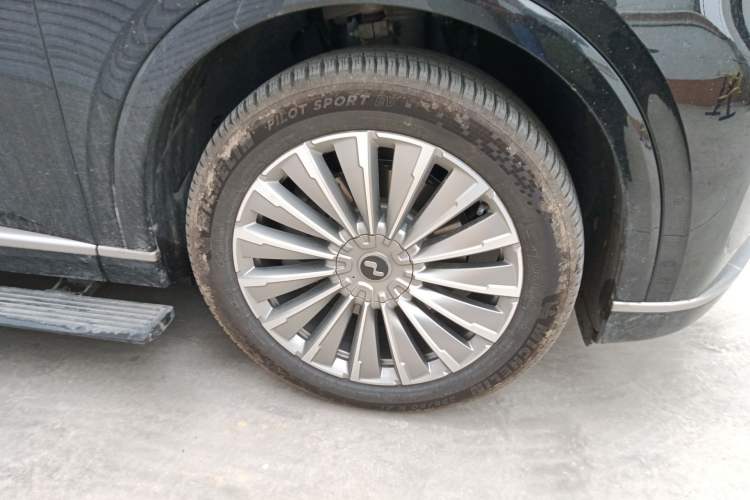 Used ONVO Luxeed L90 2025 Model—Ultra Six-Seater Version Right Front Wheel Hub