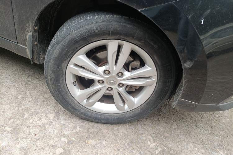 Used Hyundai ix35 2010 2.0L Automatic Two-Wheel Drive Elite Edition GLS Right Front Wheel Hub