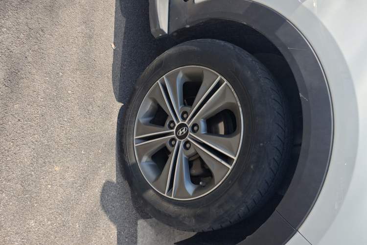 Used Hyundai ix25 2015 1.6L Automatic Two-Wheel Drive Smart GLS Trim Right Front Wheel Hub