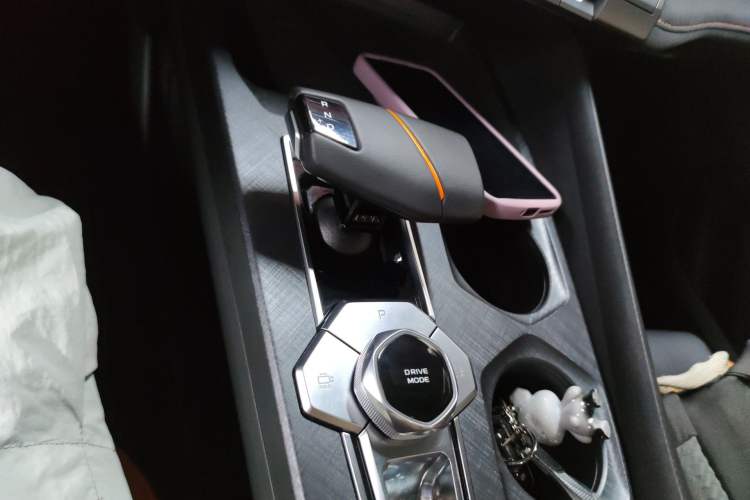 Used CHANGAN UNI-V 2024 1.5T Prestige Sport Edition Gear Lever