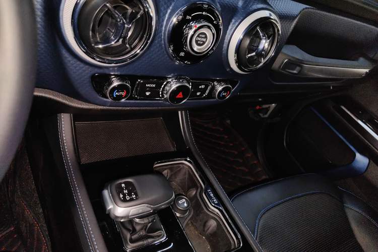 Used BAIC Off-Road BJ40 2020 2.0T Automatic Four-Wheel Drive Urban Hunter Edition Chivalrous Type Audio And AC Panel