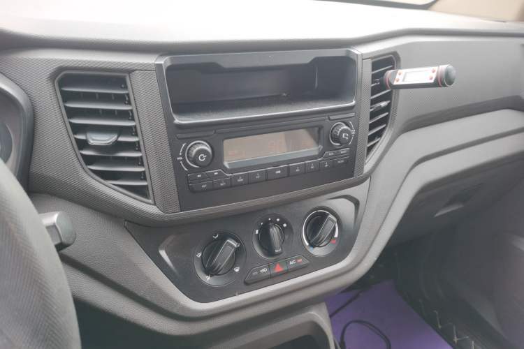 Used Wuling Hongguang V 2022 1.5L Jingqu Edition Enclosed-Window Vehicle with Electric Power Steering LAR Audio And AC Panel