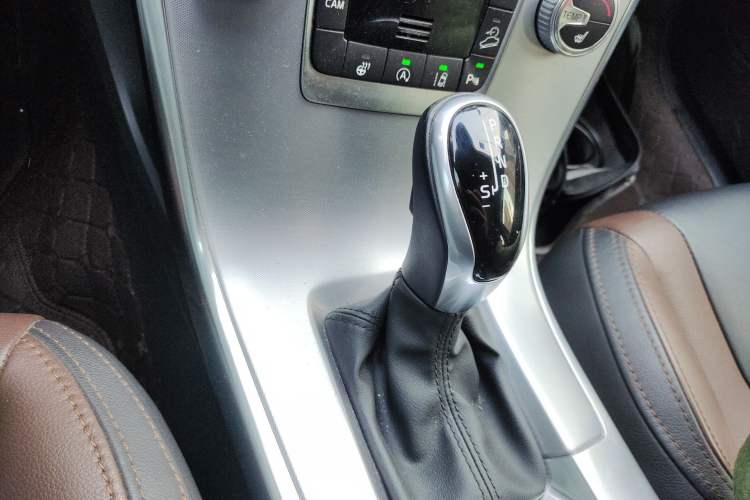 Used Volvo XC60 2017 T5 AWD Smart Range Edition Gear Lever