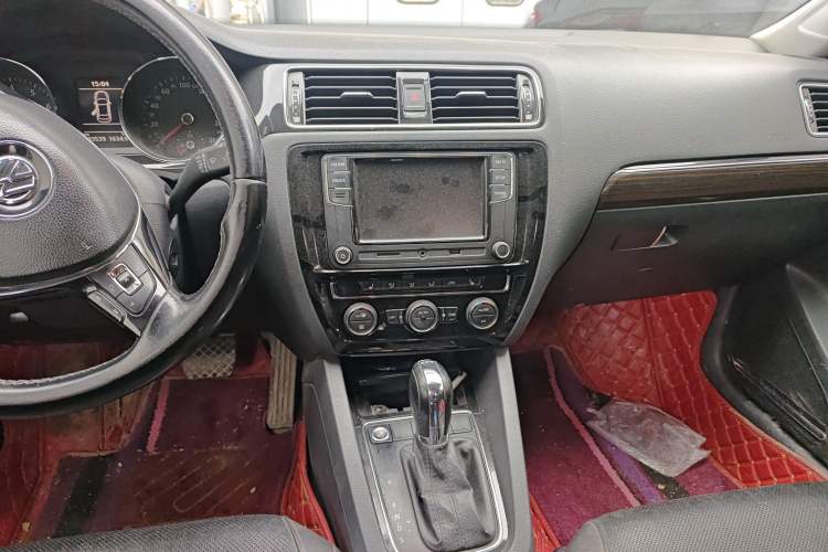 Used Volkswagen Sagitar 2016 230TSI 25th Anniversary Edition Audio And AC Panel