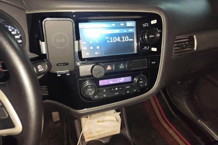 Used Mitsubishi Outlander 2014 2.4L 4x4 Deluxe Value Edition 5 Seats Audio And AC Panel